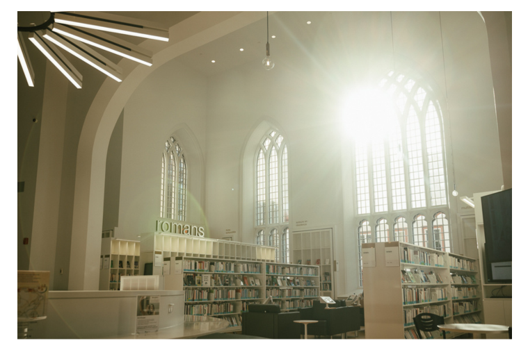 La bibliothèque de la Maison de la littérature en 2022. Photo par Llamaryon.