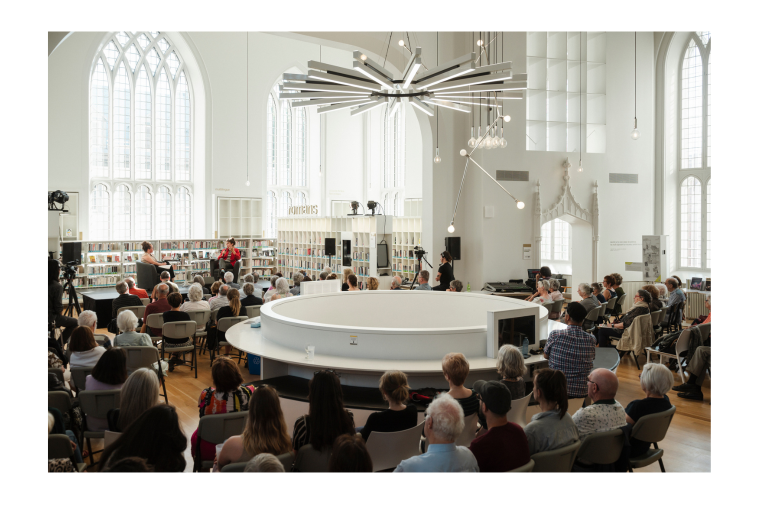 Le public à la Maison de la littérature, en 2024. Photo par Llamaryon.