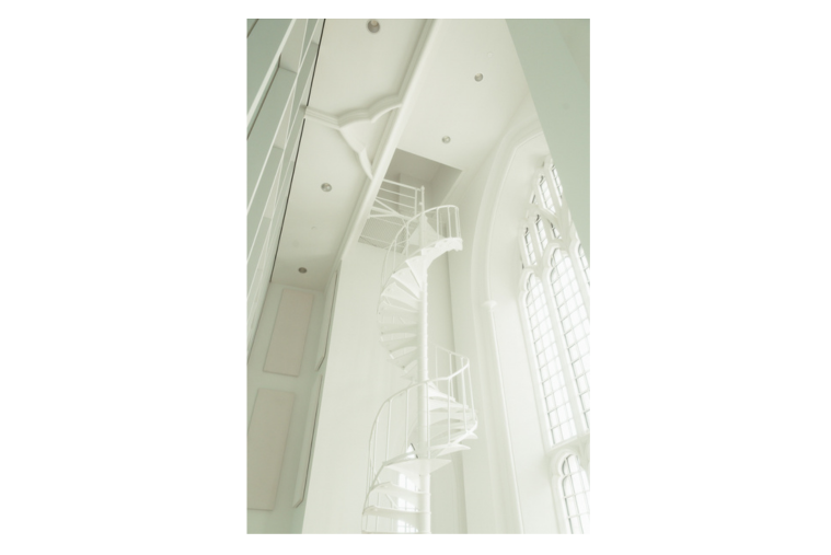 L'escalier dans l'actuel salon de quiétude. Photo prise en 2022 par Llamaryon.