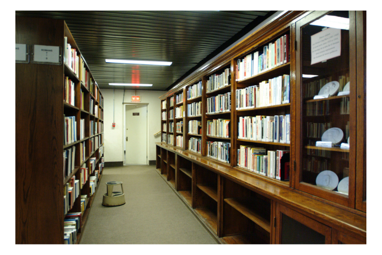 La bibliothèque publique de L'ICQ. Photo non datée.