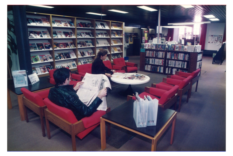 La bibliothèque publique de L'ICQ en 1996. Photo par Jean-Marie Villeneuve.