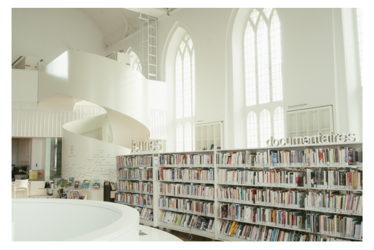 La bibliothèque de la Maison de la littérature en 2022. Photo par Llamaryon.