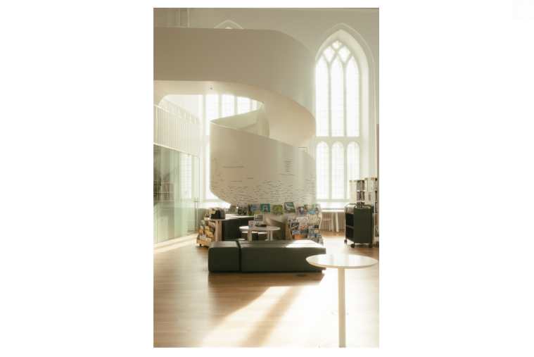 La bibliothèque de la Maison de la littérature en 2022. Photo par Llamaryon.