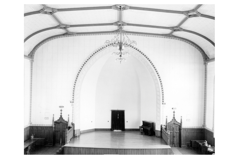 La nef de l’église, transformée en salle de spectacle et nommée Salle de L’Institut, en 1948.