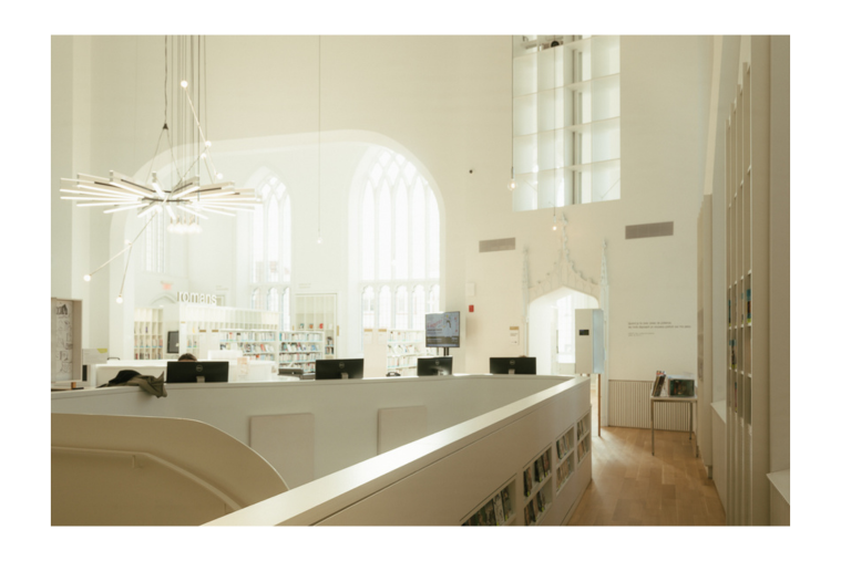 L'ancienne nef du temple Wesley est devenue un des espaces de la bibliothèque de la Maison de la littérature. Photo prise en 2022 par Llamaryon