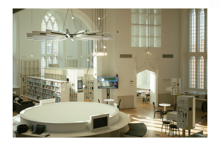 La bibliothèque de la Maison de la littérature en 2022. Photo par Llamaryon.